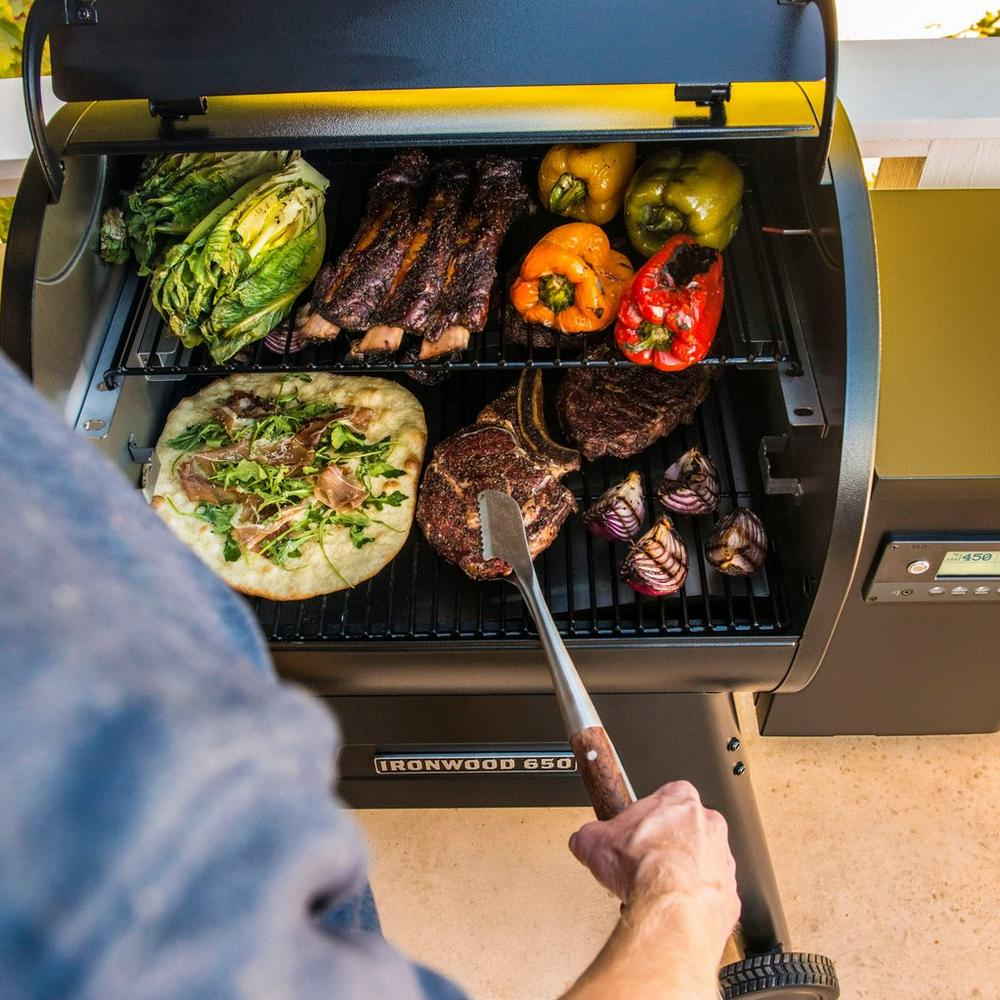 Traeger Ironwood 650 Grill & BBQ with FREE Cover & Shelf