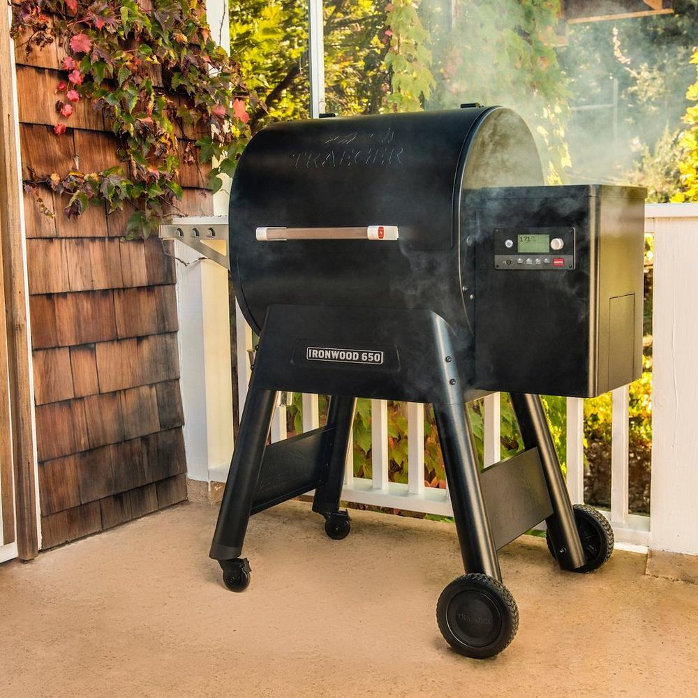 Traeger Ironwood 650 Grill & BBQ with FREE Cover & Shelf